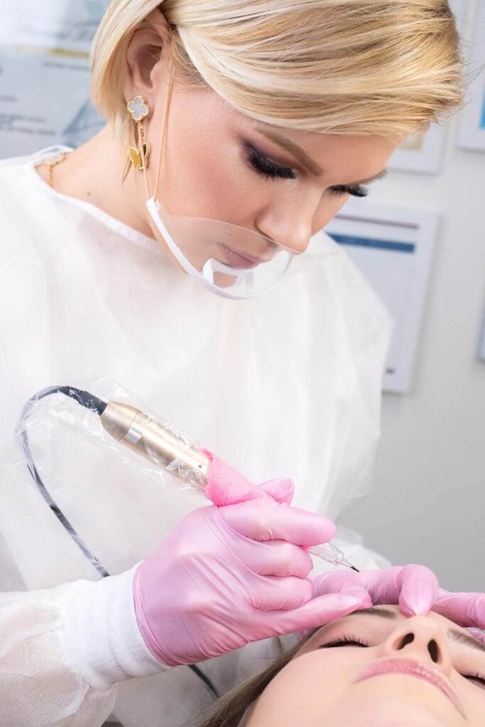 Daria Chuprys is the founder of Golden Brows Permanent Makeup. She is a pioneer in the microblading technique of PMU cosmetic tattooing.
